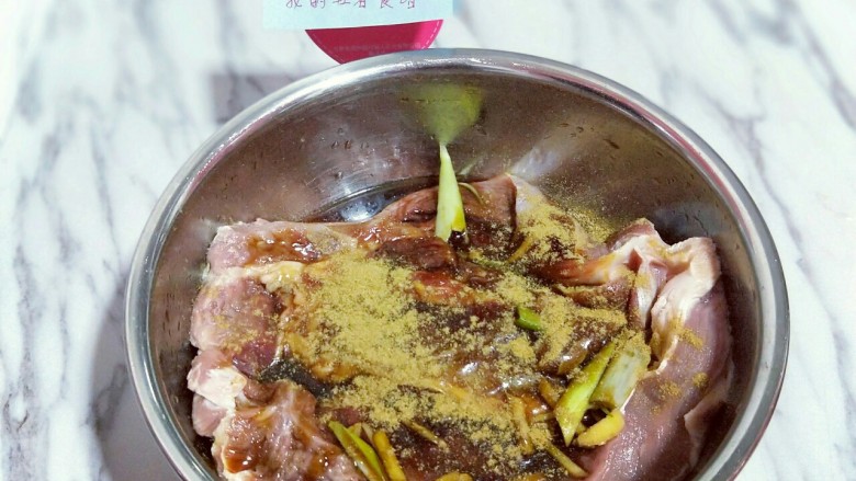 五香卤牛肉,用手按摩牛腱子,使牛腱子吸收调味料,腌制2小时以上。(我腌制了一夜,特别好吃)