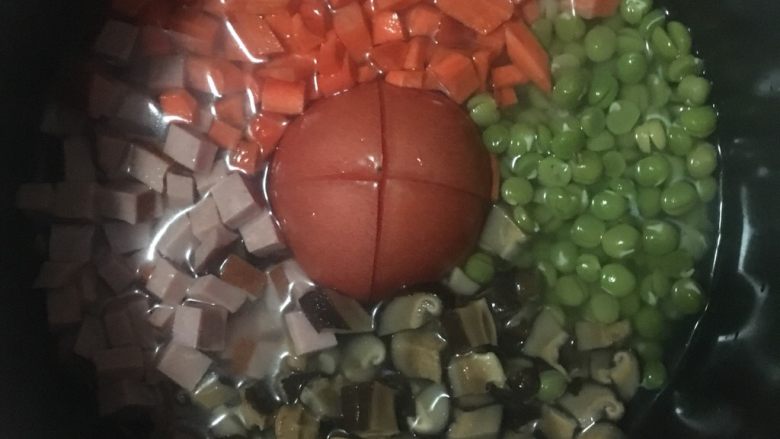 五彩焖饭,将切好的食材依次放入电饭煲中,让水量可以刚好盖上食材不要过多溢出~