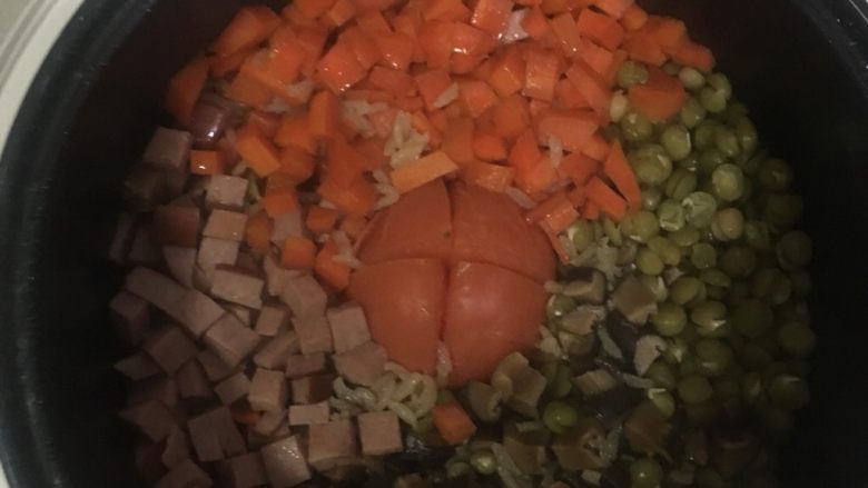 五彩焖饭,打开电饭煲(光线有些暗,拍的不太清晰,看着其实更好看哒)等热气扩散一些~