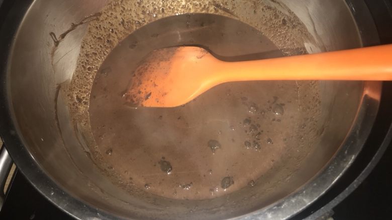 巧克力乳酪双享慕斯,制作巧克力部分,吉利丁泡冰水软化,巧克力加<a style='color:red;display:inline-block;' href='/shicai/ 219'><a style='color:red;display:inline-block;' href='/shicai/ 219'>牛奶</a></a>加可可粉隔水加热至巧克力融化,边加热边搅拌,最好用手动打蛋器搅拌,最后趁热加入沥干水分的吉利丁片搅拌至融化。