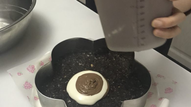 巧克力乳酪双享慕斯,要有耐心,倒的量越少层次越多。