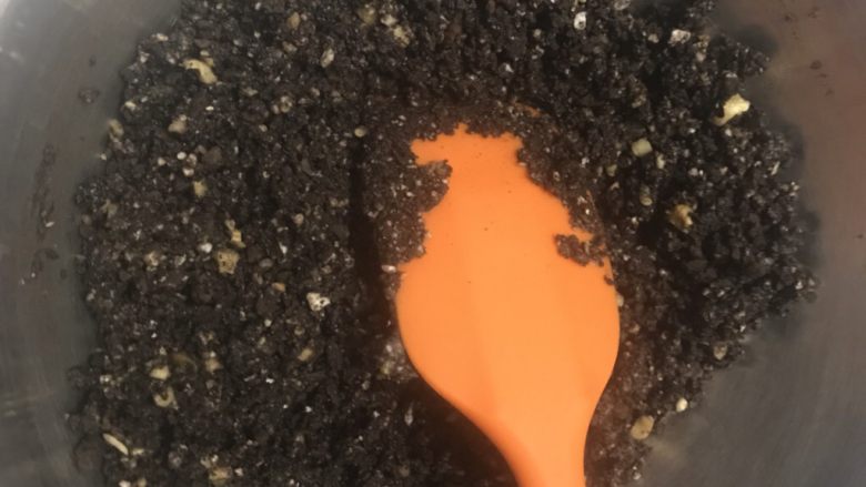 巧克力乳酪双享慕斯,黄油倒入奥利奥核桃碎,用刮刀拌匀。