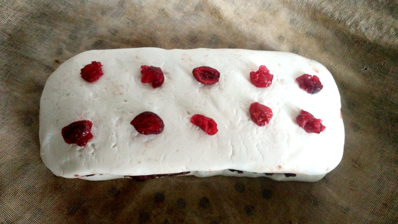 ~豆沙糕,在糕上放点<a style='color:red;display:inline-block;' href='/shicai/ 660'>蔓越莓</a>,把糕放在垫有纱布的蒸锅里。