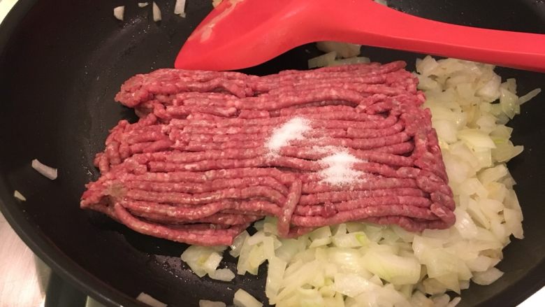 コロッケ可乐饼,加入牛绞肉跟1t盐,转大火炒拌5分钟。