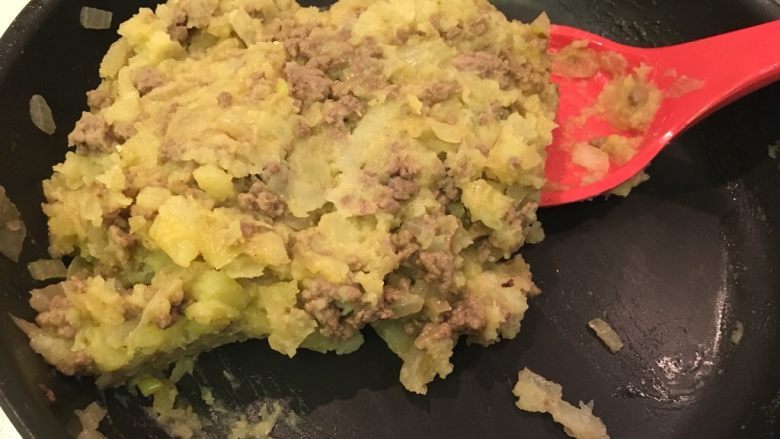 コロッケ可乐饼,继续拌炒到混合均匀,捏出8个马铃薯肉饼,sorry我没拍…手上黏糊糊的😛