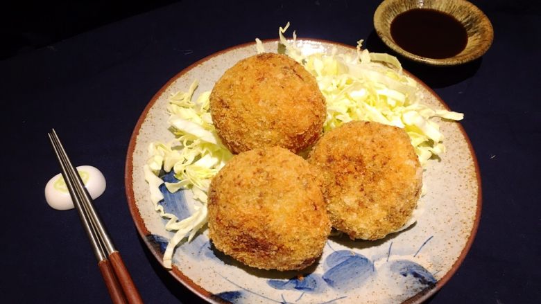 コロッケ可乐饼,最后摆盘，高丽菜铺上，可乐饼放上！就着炸猪排酱！超赞！