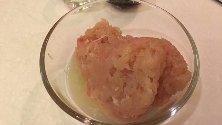 香菇镶肉(烤箱版),鸡肉泥放进柠檬汁的大碗里。