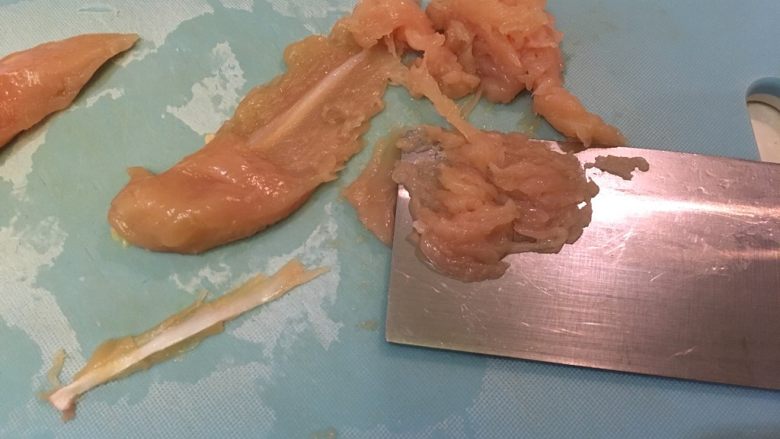 香菇镶肉(烤箱版),肉刮下保留,里头的筋丢掉。