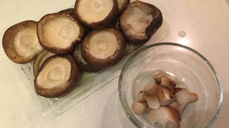香菇镶肉(烤箱版),洗净沥干,蒂我都丢汤里…