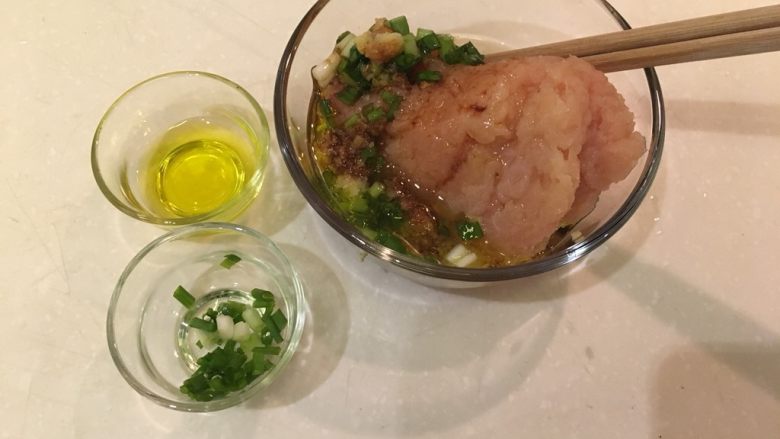 香菇镶肉（烤箱版）,步骤11材料都下去，保留1T橄榄油，少许葱花。搅拌均匀