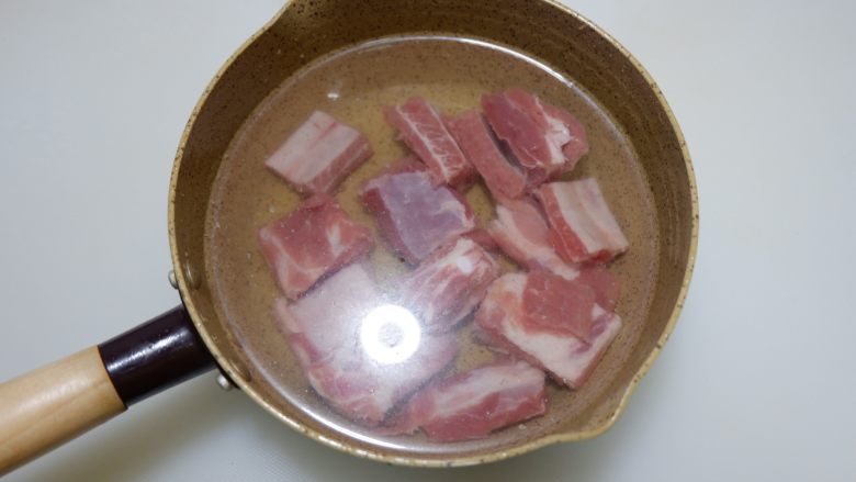 豆豉蒸排骨,排骨尽量剁的小块一点。放水中浸泡30分钟,泡去血水。