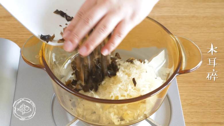 双耳山楂羹12m+宝宝辅食,锅里依次放入银耳碎、木耳碎、山楂丁,加清水漫过食材开始煮