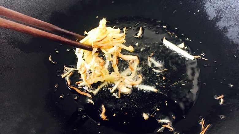 开胃健脾 冬笋炒香菇,将姜丝煸炒成金黄色,将姜丝夹出备用,留姜油备用。