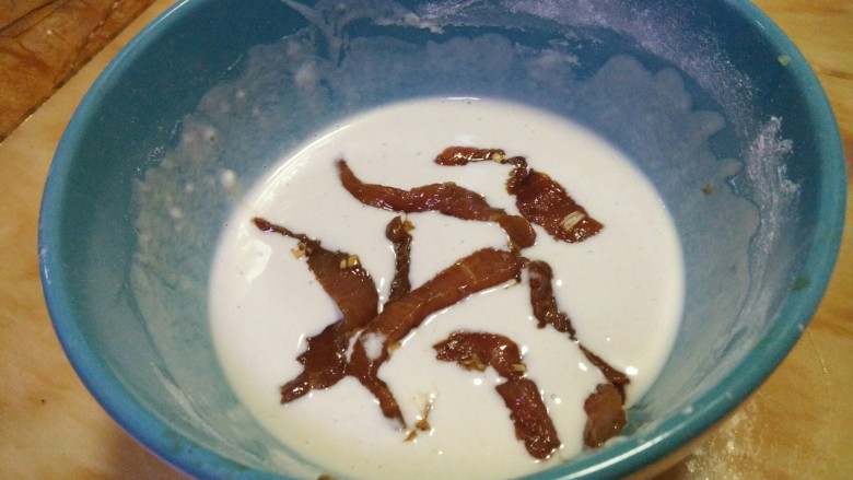 炸里脊,面糊的状态,应该是将肉条放进去,能挂住糊即可