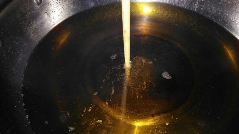 炸里脊,大约不到五分钟的样子,油就热了,将一个筷子头插进油里能冒泡即可