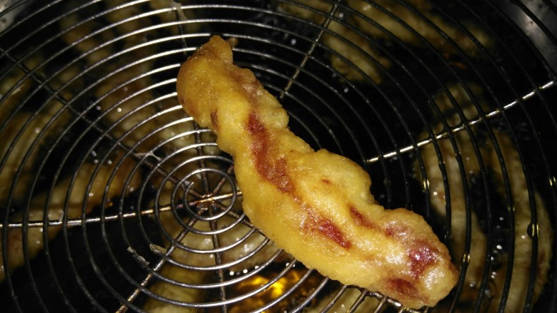 炸里脊,当然,你也可以取出一个尝一下