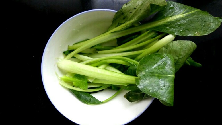 油菜鸡丝面,煮鸡肉时,菠菜掰开洗净