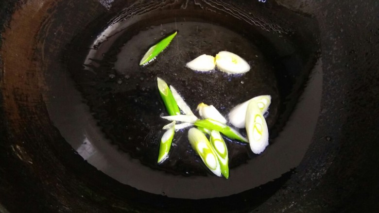 油菜鸡丝面,锅中放入适量<a style='color:red;display:inline-block;' href='/shicai/ 857'>植物油</a>,爆香葱片