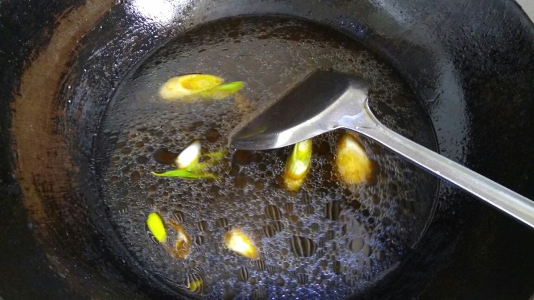 油菜鸡丝面,加入一大碗清水,加入适量盐