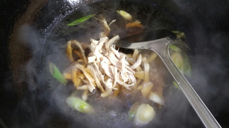 油菜鸡丝面,倒入鸡丝,大火烧开