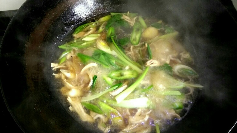油菜鸡丝面,烧开后放入<a style='color:red;display:inline-block;' href='/shicai/ 115'>油菜</a>,稍微搅拌关火
