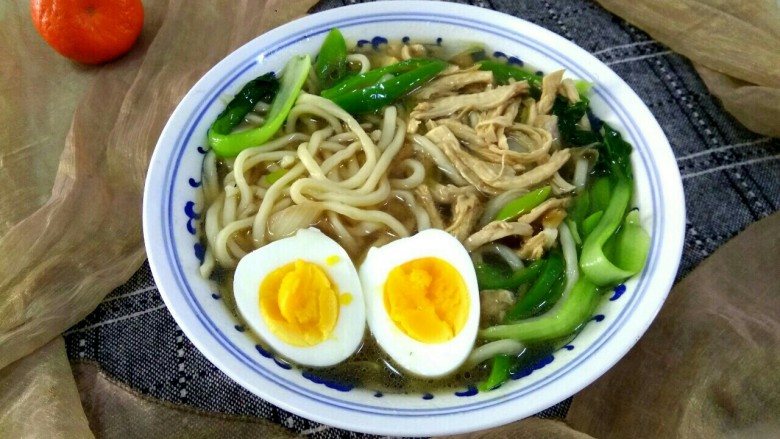 油菜鸡丝面,把汤浇到面条上,鸡蛋去皮,切成两半,放在面条上