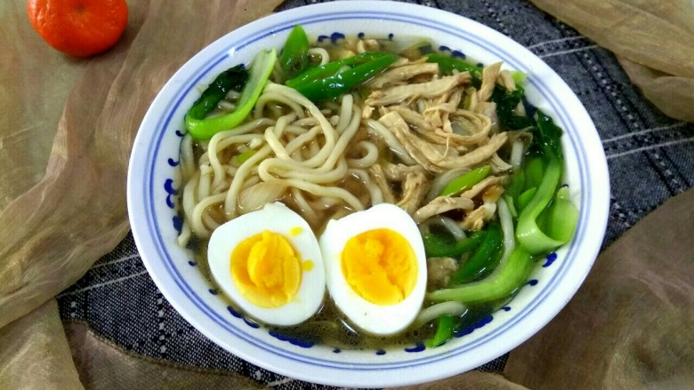 油菜鸡丝面,把汤浇到面条上，鸡蛋去皮，切成两半，放在面条上