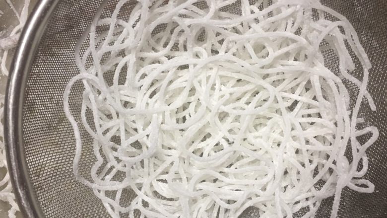 “鸟巢”之金玉满堂,用筷子夹少许粉丝入沥网,摊成鸟巢状。