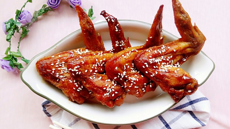 芝麻香沙茶酱鸡翅,最后撒上<a style='color:red;display:inline-block;' href='/shicai/ 678'>白芝麻</a>,美美的开动咯
