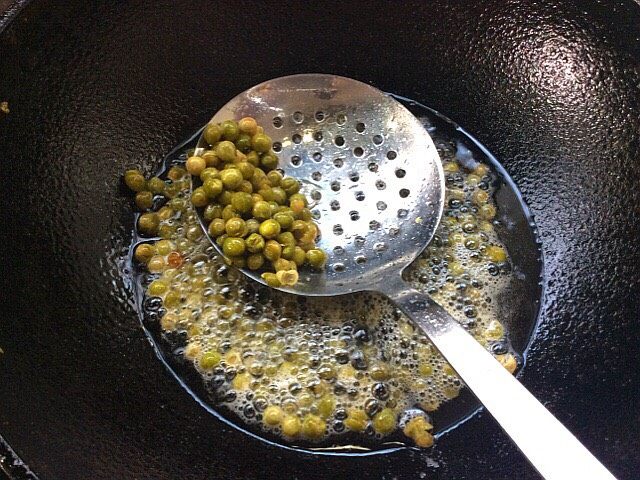 酸辣麻花豆花汤,将背后的豌豆倒入锅中炸至酥脆,