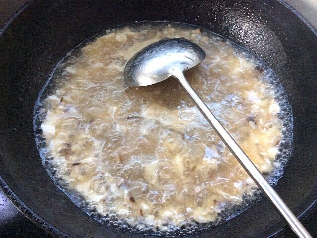 酸辣麻花豆花汤,开锅后加入芡汁,搅匀