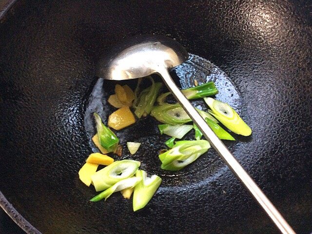 酸辣麻花豆花汤,起锅热油,爆香葱姜,倒入适量清水烧开