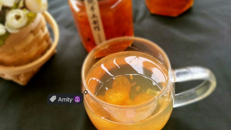金桔膏,休闲时刻来一杯,喉咙不舒服来一杯,咳嗽来一杯。热水温水冰水都可以冲的哦😊没事可以多喝。对喉咙好的😊