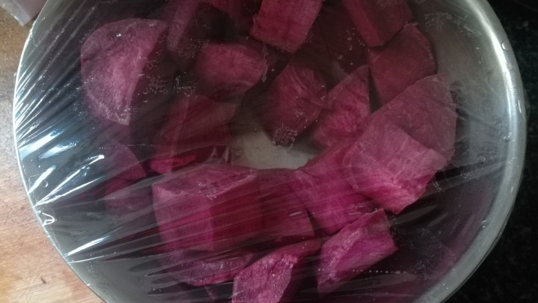 漂亮的紫薯汤圆,盖上保鲜膜,这样不会有太多水分,颜色会更好
