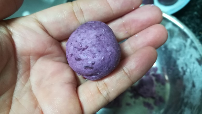 漂亮的紫薯汤圆,揪下一个剂子,做成一个圆溜溜的汤圆。
紫薯汤圆真的很妖娆。