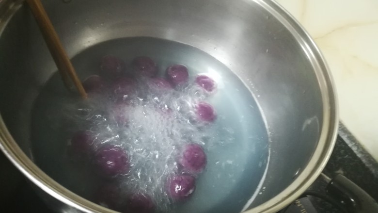 漂亮的紫薯汤圆,中途用筷子搅拌一下。
亲,那有点黑色的就是花青素哦,这可是延缓衰老的好东西。