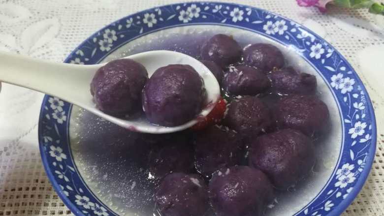 漂亮的紫薯汤圆,哇,满是花青素的,娇艳无比的紫薯汤圆就做好了。