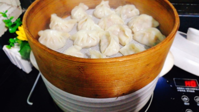 蛋包煎饺,上锅蒸5~8分钟,呈七八分熟