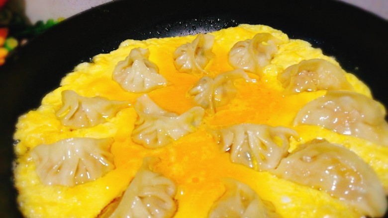蛋包煎饺,均匀的倒入鸡蛋液,保持中小火,表面呈这样状态时,关火