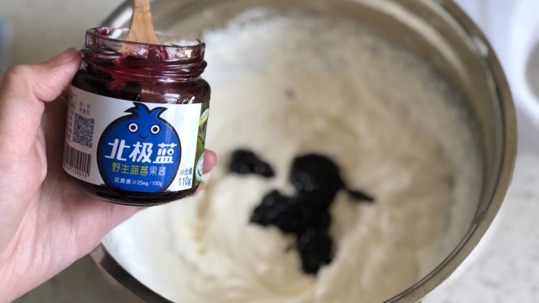 蓝莓可可毛巾卷,此时来做蓝莓奶油加馅，淡奶油加入15g细砂糖打发到8分发，然后舀入蓝莓果酱