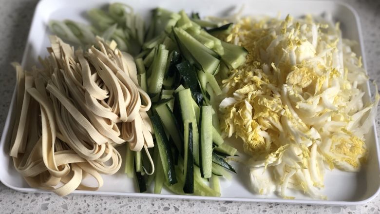 东北大拌菜,豆腐皮、菜芯、葱白、黄瓜,全部切丝儿