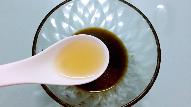 凉拌皮蛋,加入<a style='color:red;display:inline-block;' href='/shicai/ 847'>香油</a>