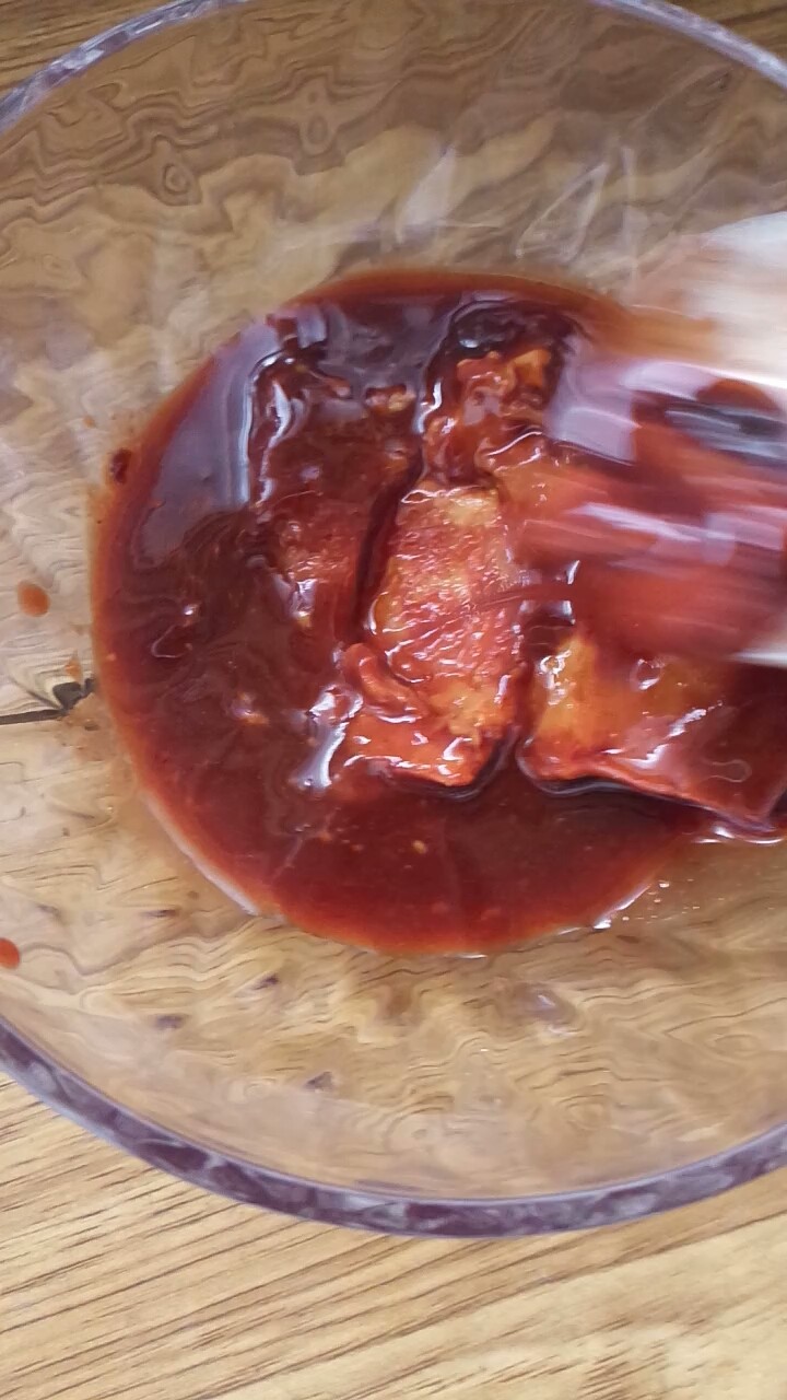 腐乳鸡翅根,用勺子将他们捣碎,可以多倒点汤汁