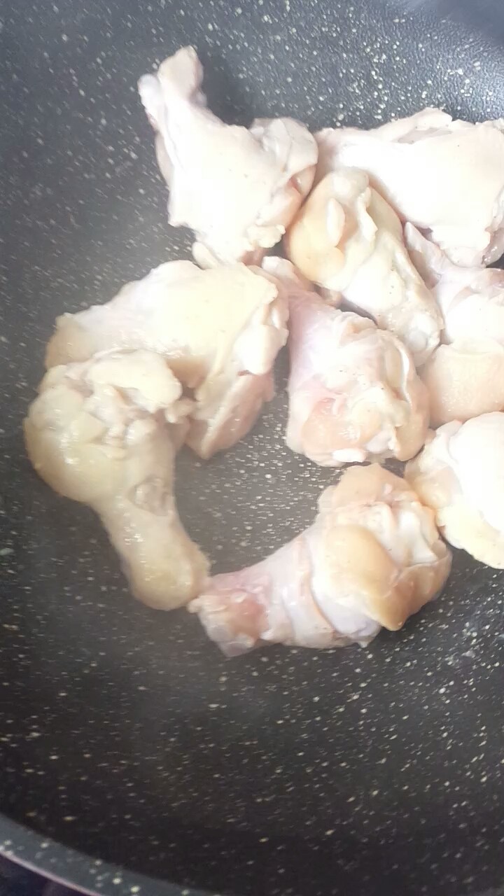 腐乳鸡翅根,煎一下,表皮有点变白即可