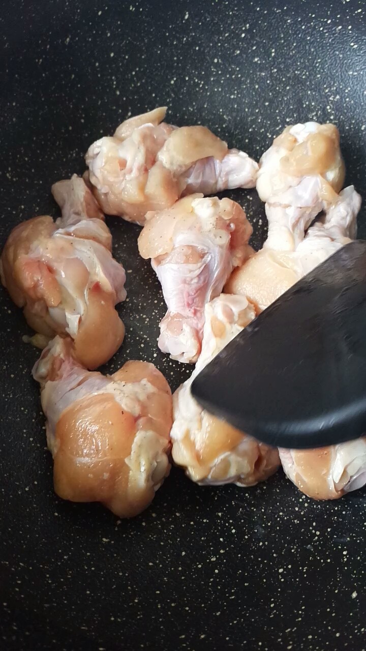 腐乳鸡翅根,锅中不放油,将鸡翅根带皮的那一面朝下