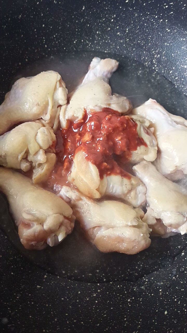 腐乳鸡翅根,还有足量的热水,与鸡翅齐平即可