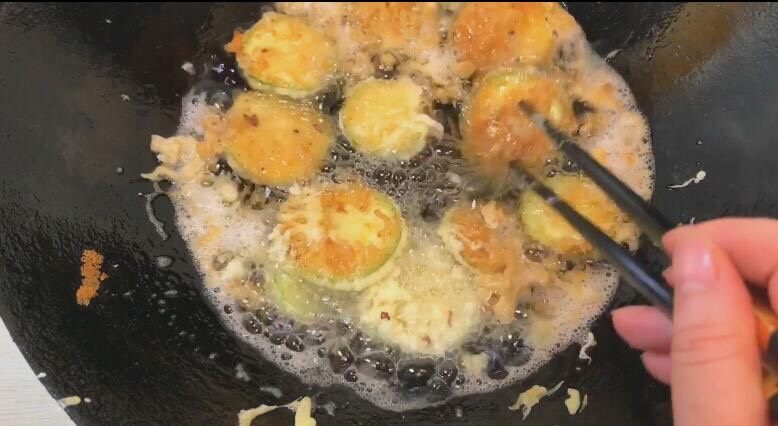西葫芦饼,再一次复炸 这次要炸至金黄即可(面糊厚点的话就不用炸两次了)