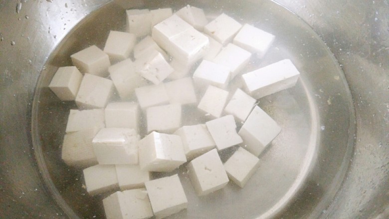 香辣豆腐~青红皂白,凉水放入锅中,煮5分钟,就可以捞出控水了