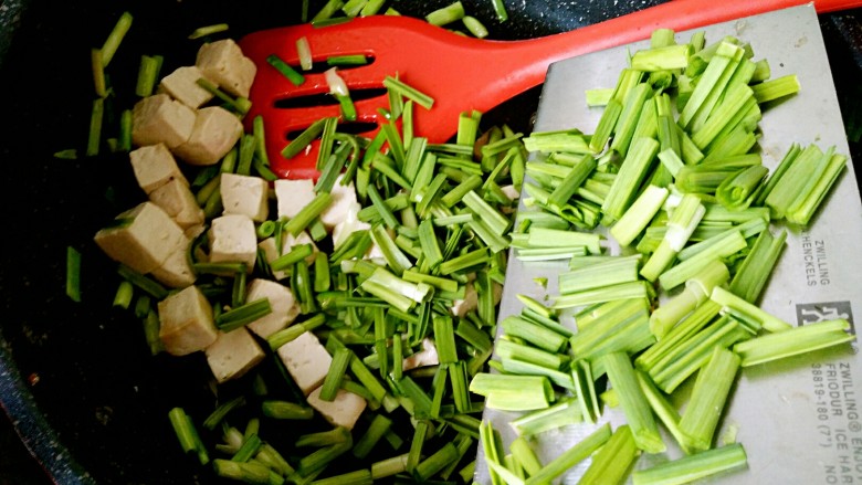 香辣豆腐~青红皂白,最后要加入青蒜苗的顶部那一段