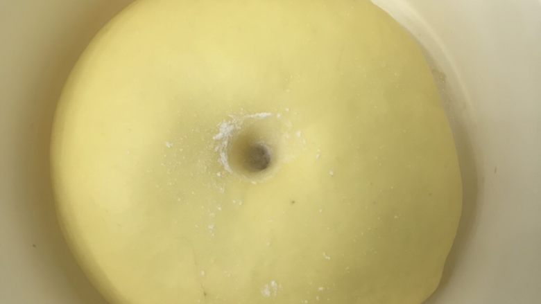 金桔冰糖玫瑰花面包,送进发酵箱28度1发2倍大手指沾面粉戳洞洞口不回缩不塌陷为好